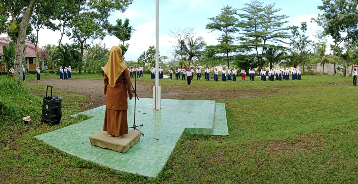 Upacara pembukaan MPLS Ramah oleh Kepala Sekolah Lilik fadlilah