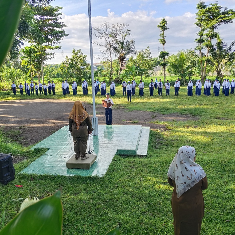 Upacara Bendera tiap hari senin