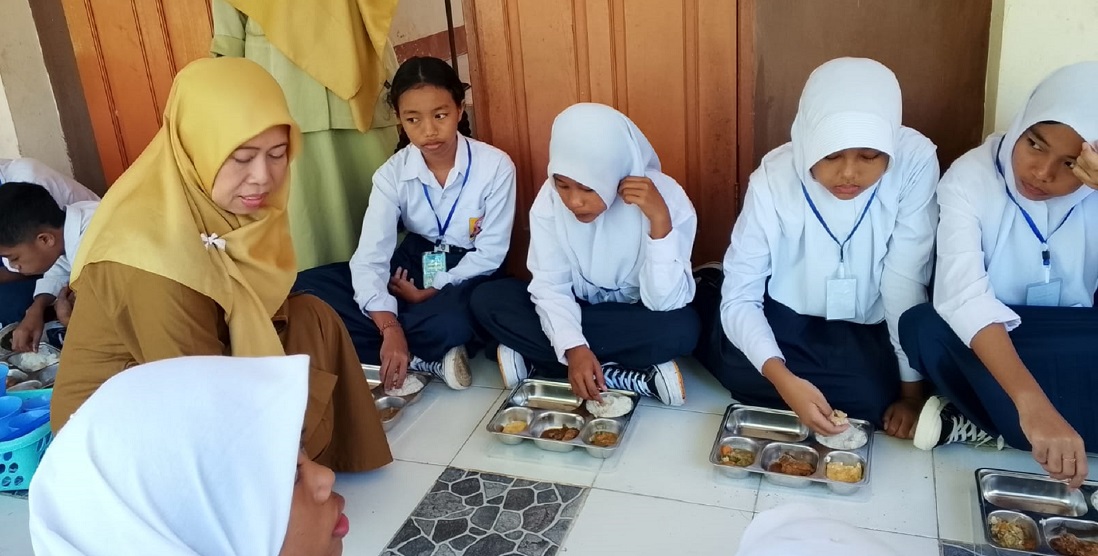 Kepala Sekolah memantau kegiatan Makan Bergizi Gratis
