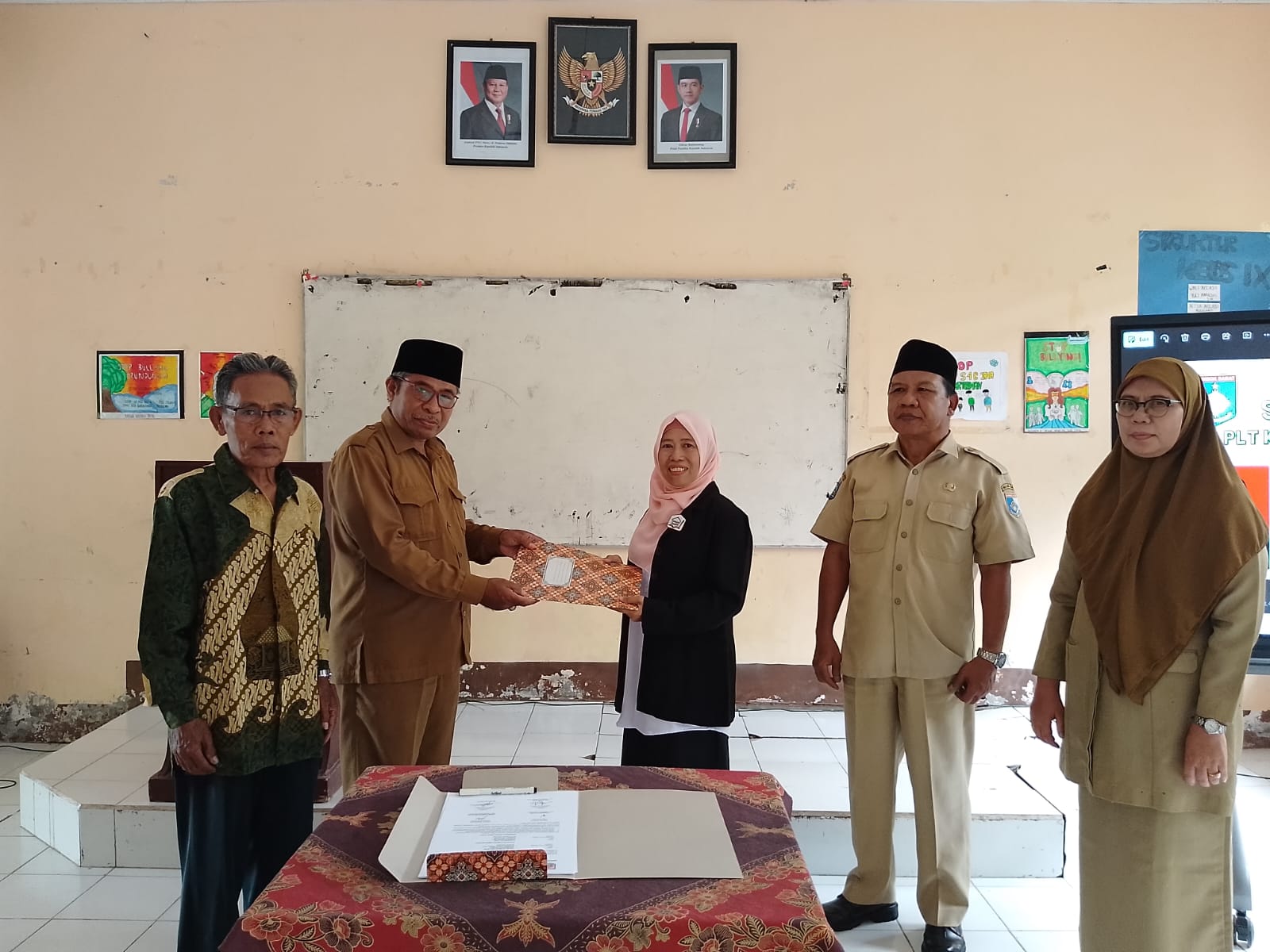 Serah terima Jabatan Kepala Sekolah Lama kepada Kepala Sekolah Baru