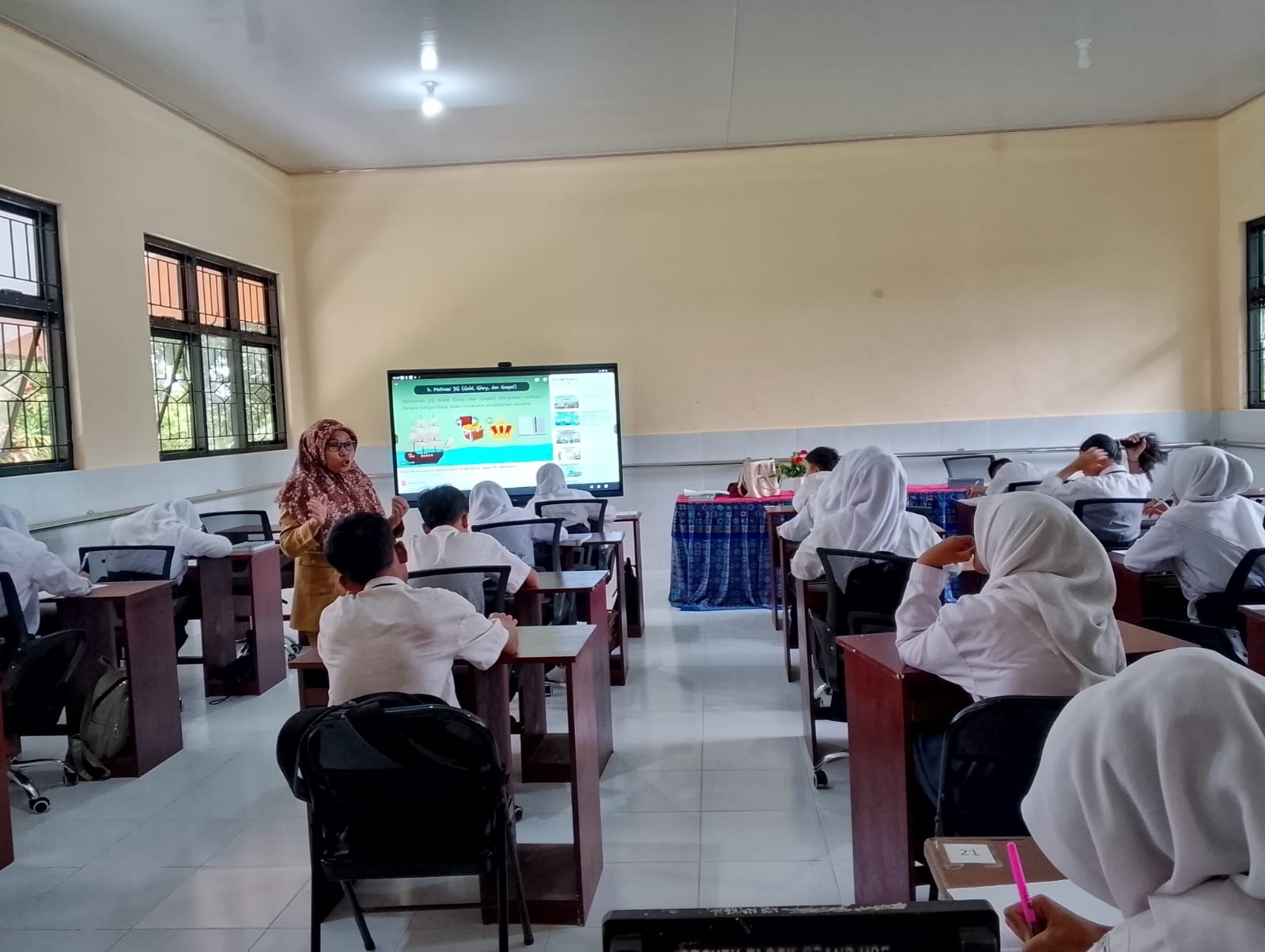 Belajar IPS menggunakan Interaktif Flat Panel