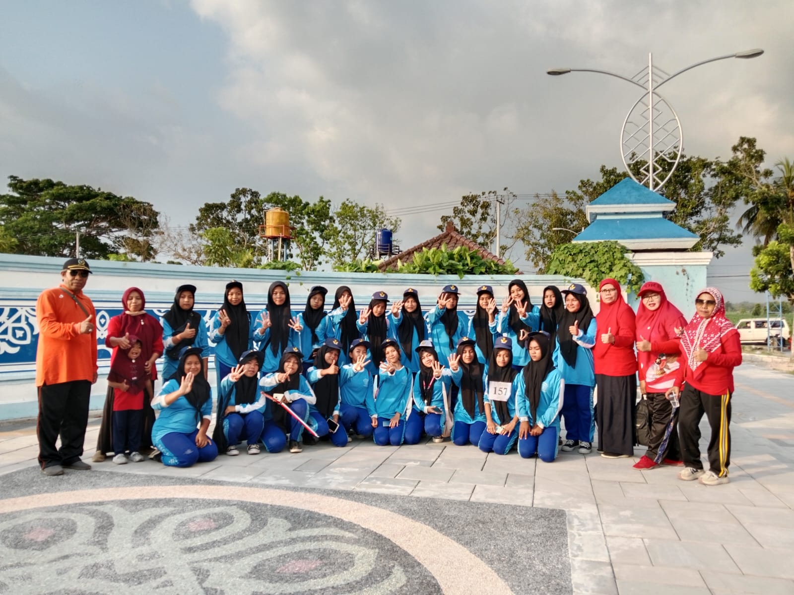 Photo Bersama di Halaman Giri Menang